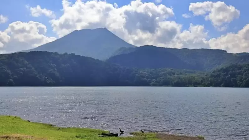 高千穂峰登山御池から見た高千穂峰