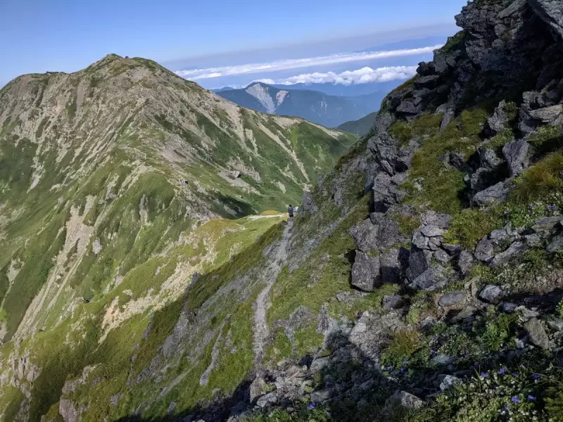 悪沢岳山頂へ向かう稜線