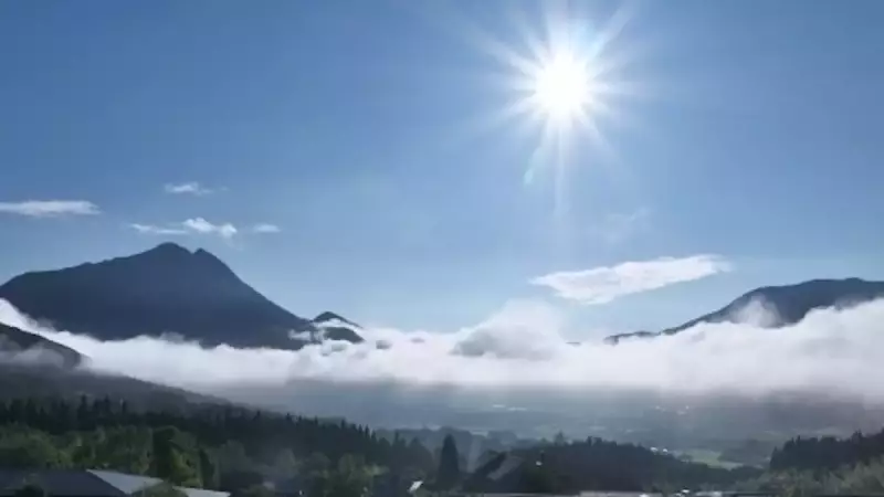 由布岳登山 由布岳と朝霧