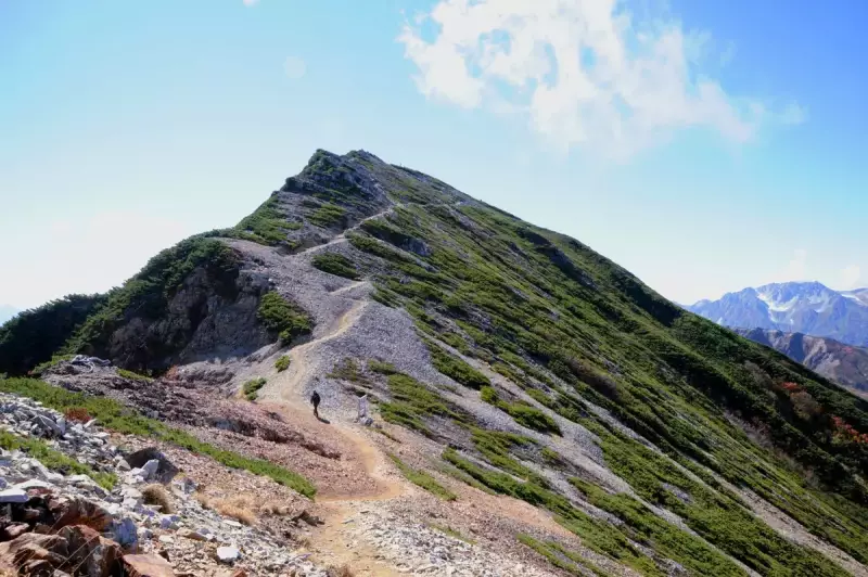 爺ヶ岳山頂へ続く道