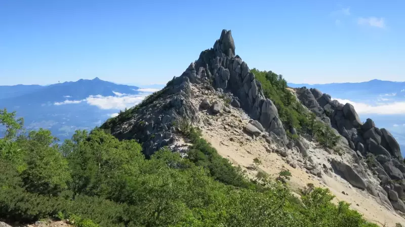 地蔵岳山頂のオベリスク
