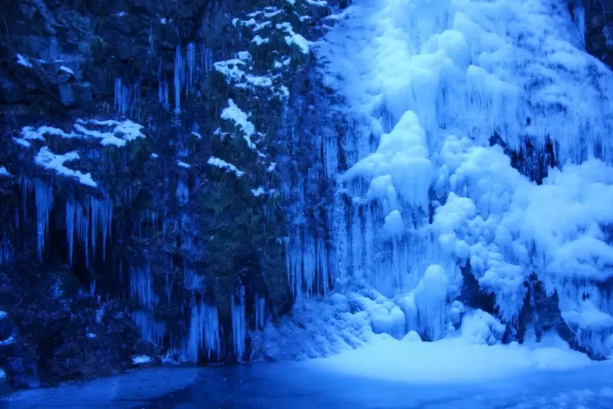 【氷瀑登山5選】アイスクライミングだけじゃない!東京都・埼玉県で冬の滝を楽しもう!