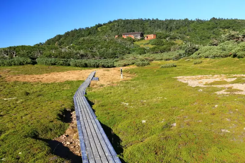 ゼンジガ原の木道と光岳小屋