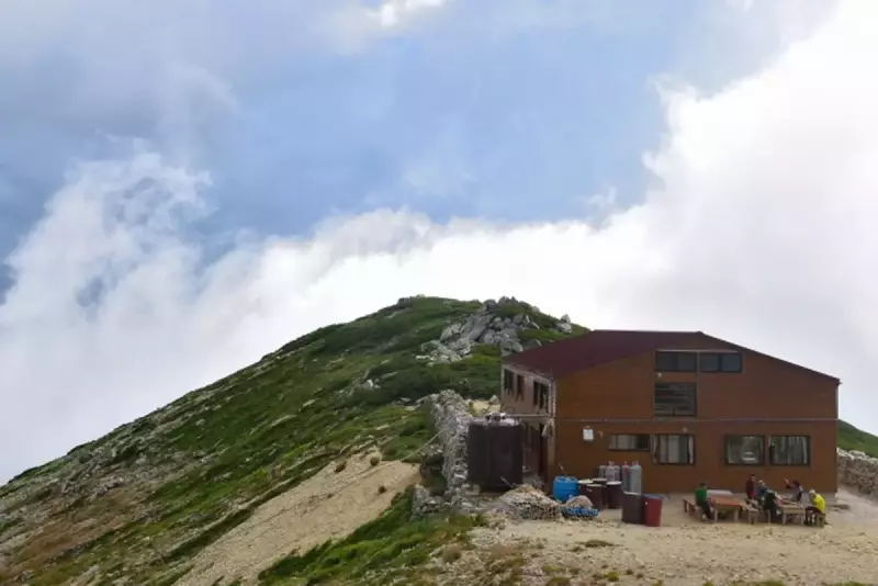 薬師岳山荘と薬師岳山頂