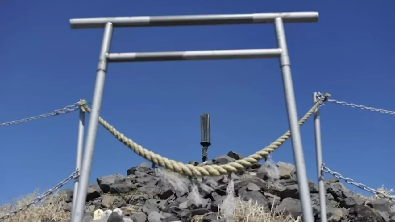 高千穂峰登山山頂の鳥居と天の逆鉾