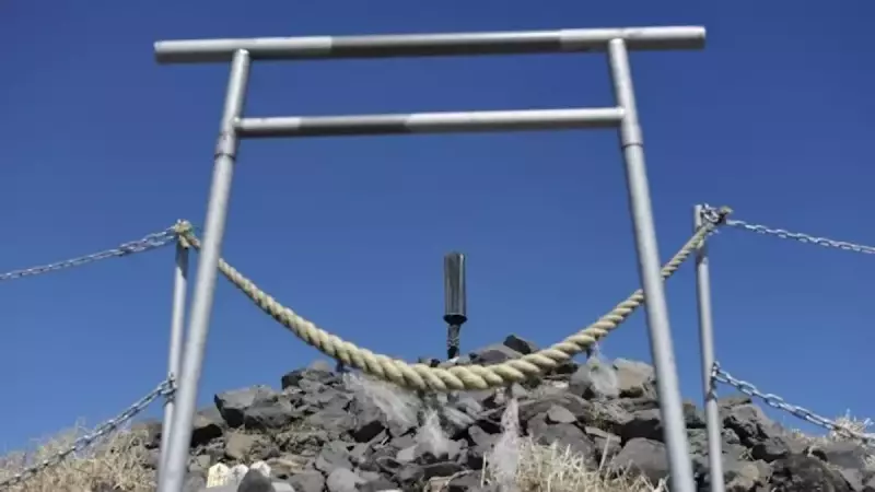 高千穂峰登山山頂の鳥居と天の逆鉾