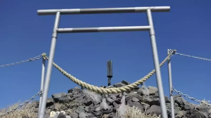 高千穂峰登山山頂の鳥居と天の逆鉾