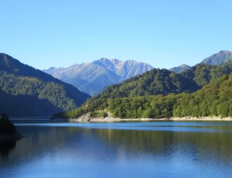 赤牛岳遠景と湖面