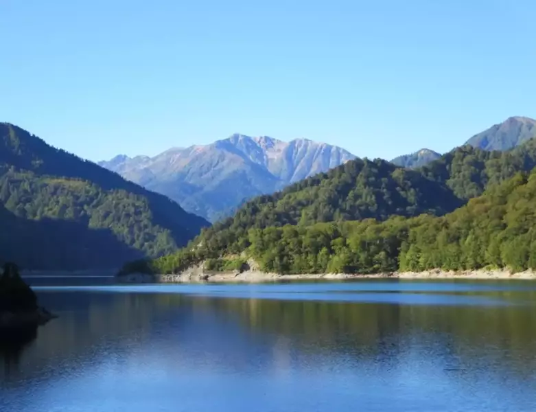 赤牛岳遠景と湖面