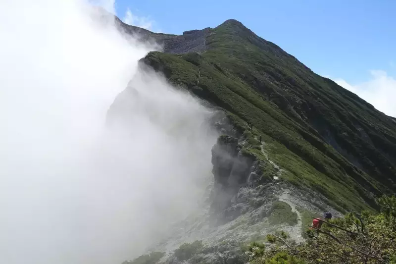 笠ヶ岳山頂へ続く稜線