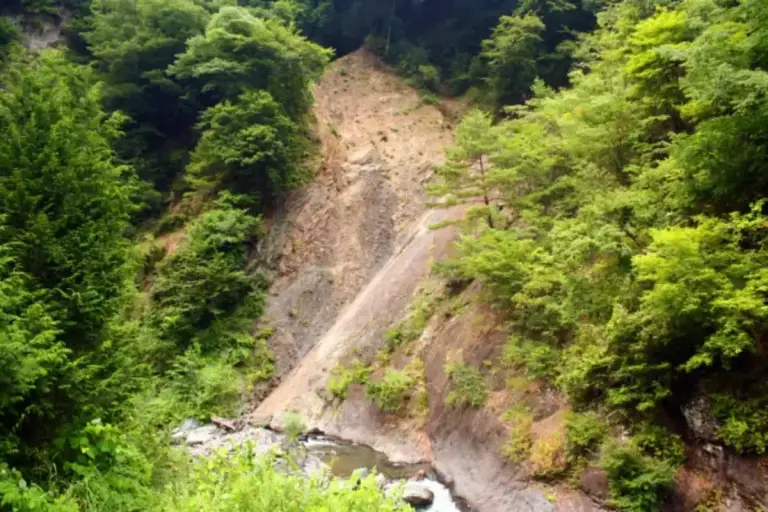 新倉断層糸魚川-静岡構造線の断層