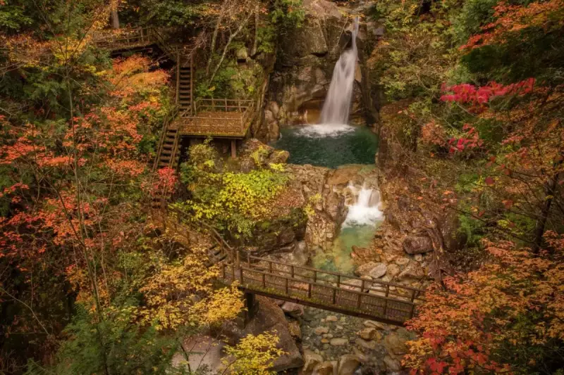 秋の紅葉と竜神の滝