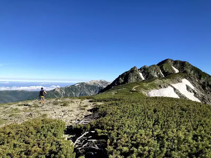 水晶岳山頂へ続く稜線