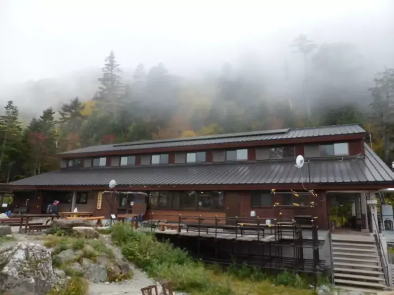 白根御池小屋と登山者