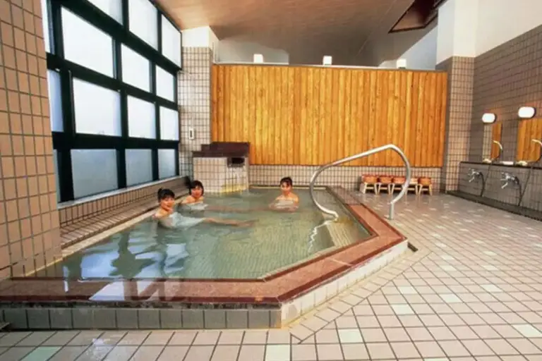 杉野沢温泉苗名の湯に入る人たち
