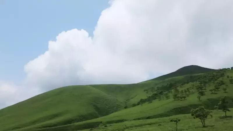 由布岳登山 飯盛ヶ城から登山口の草原