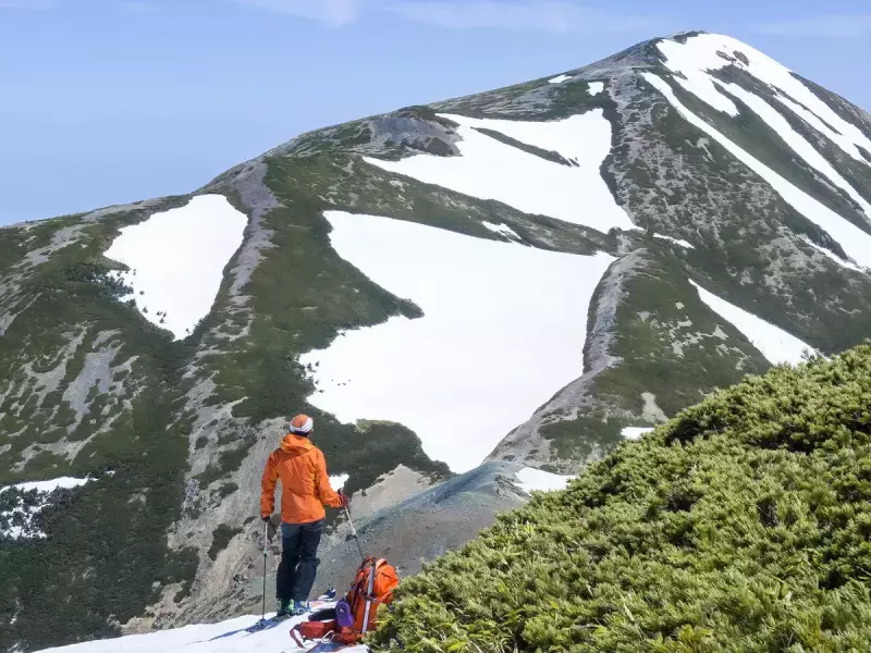 雪倉岳山頂を望む