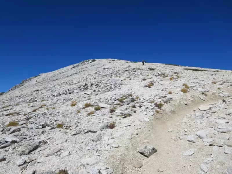 野口五郎岳山頂への道