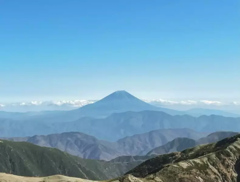塩見岳山頂から見た富士山