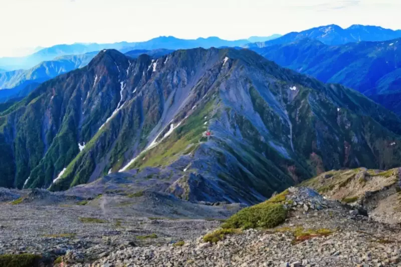 農鳥岳へ向かう稜線から見た農鳥小屋