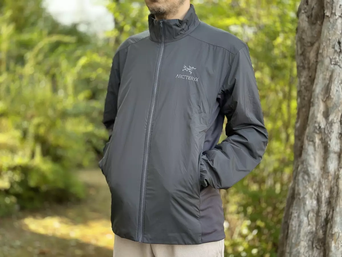 アークテリクスの代表的な化繊インサレーション『アトム ジャケット』の2023年モデルの特徴と着心地の良さをレビュー