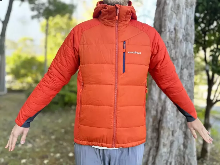 登山での行動着に快適な軽量コンパクトなモンベルの化繊ウェア『U.L.サーマラップパーカ』