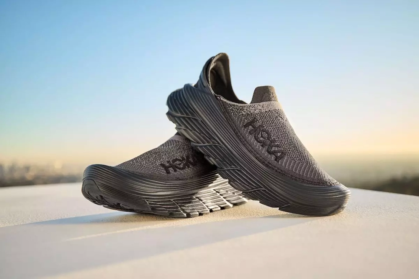 最小限のパーツで快適な履き心地を実現するスリッポン『HOKA リストア TC』
