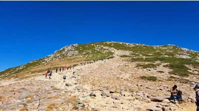 木曽駒ケ岳へ登る登山者の列