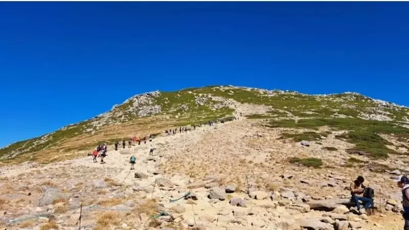木曽駒ケ岳山頂を目指す登山者