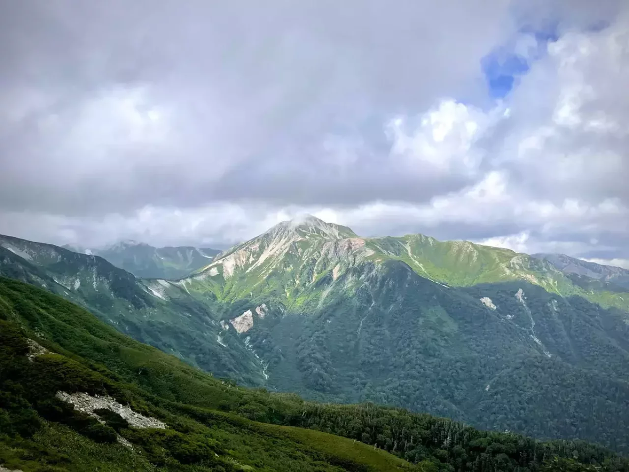 弓折岳稜線から望む鷲羽岳