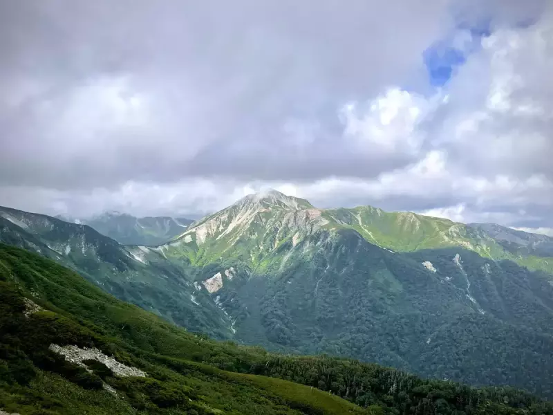 弓折岳稜線から望む鷲羽岳