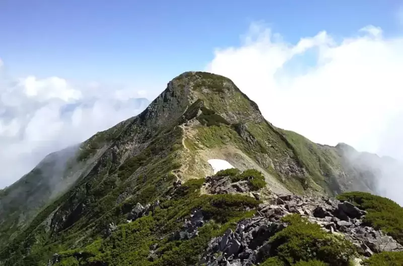 稜線から見る鹿島槍ヶ岳南峰
