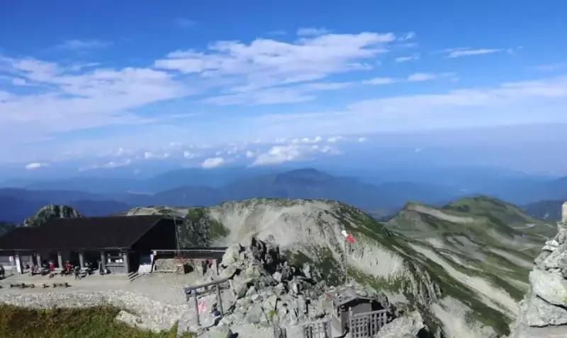 立山雄山山頂から見る雄山神社