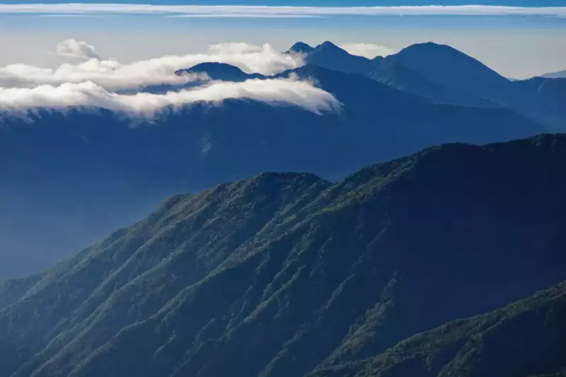 塩見岳から望む笊ヶ岳