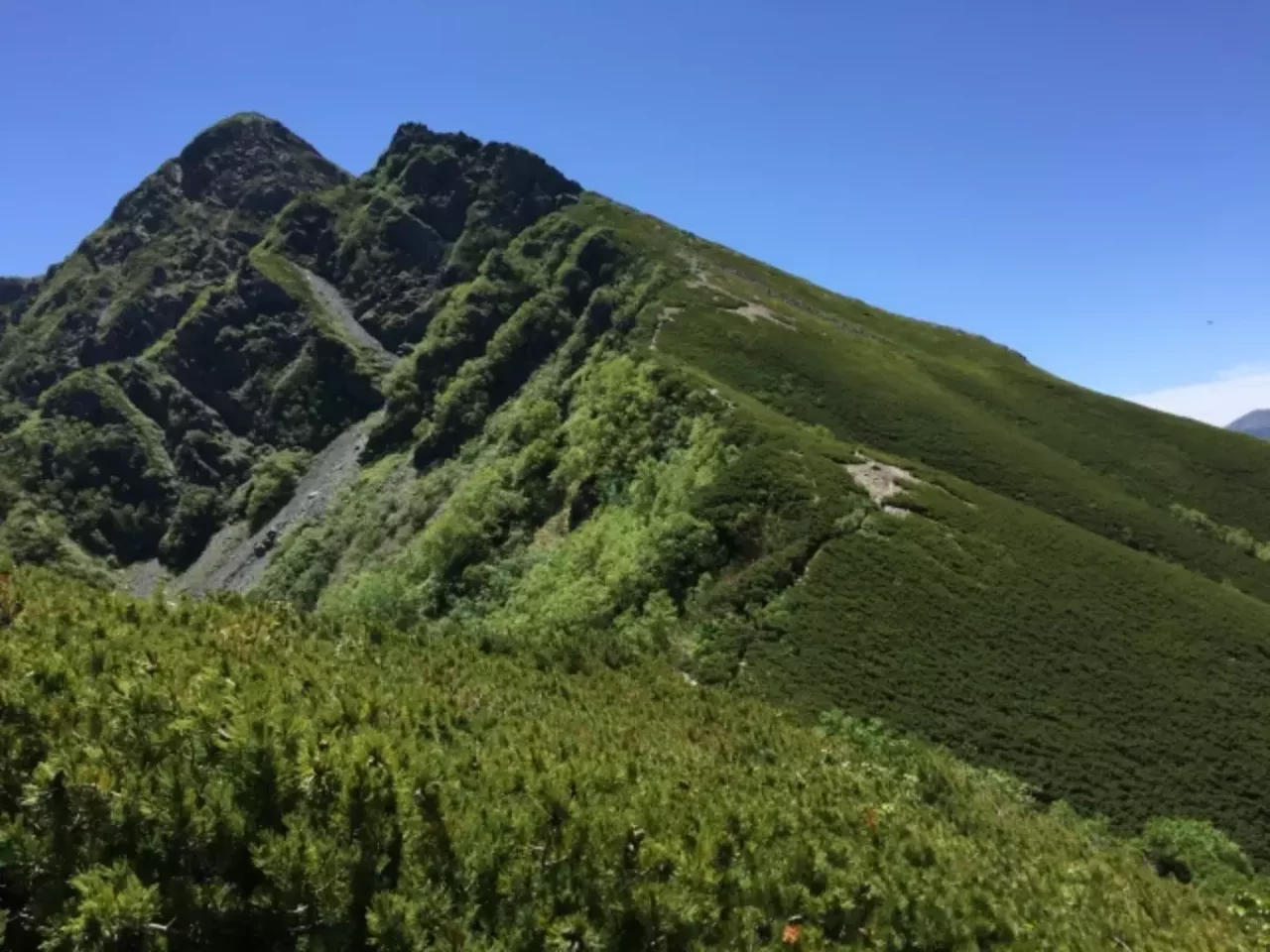 塩見小屋から見る塩見岳山頂