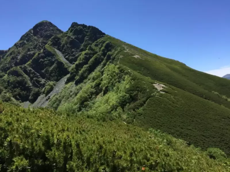塩見小屋から見る塩見岳山頂