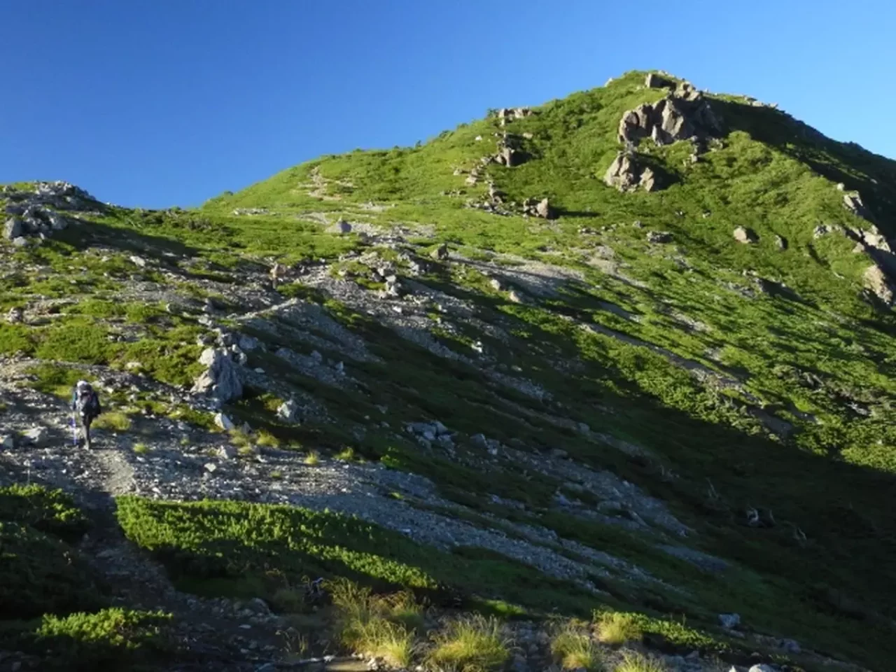 茶臼岳の山頂を望む