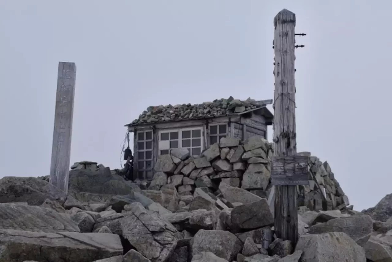 薬師岳山頂の祠