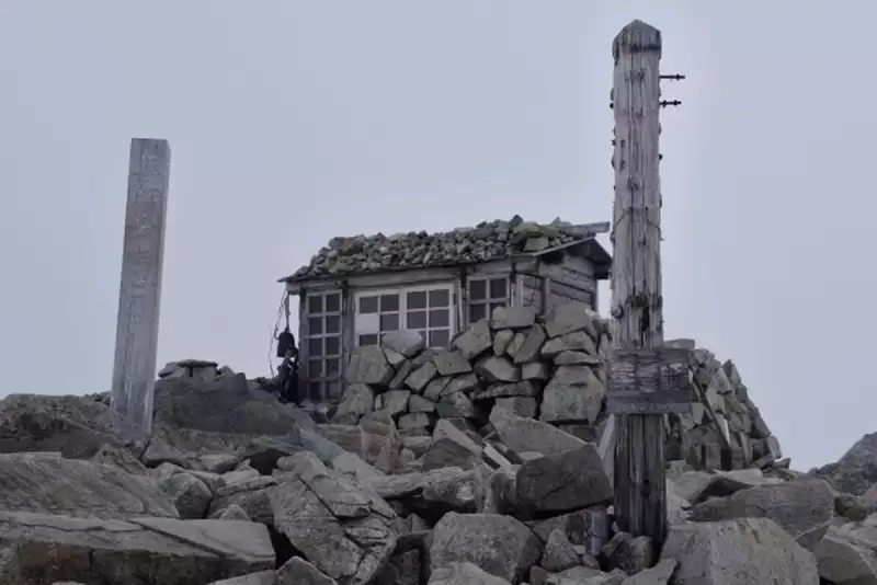 薬師岳山頂の祠