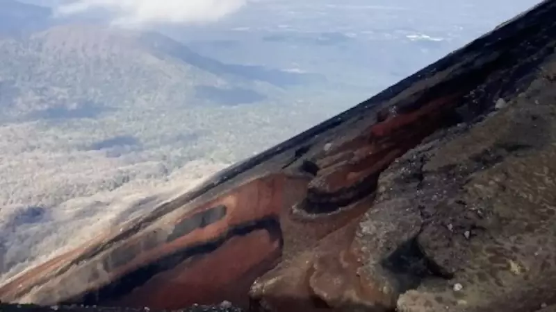 高千穂峰登山火山灰の登山道