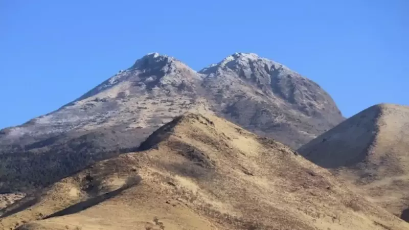 由布岳登山 由布岳の西峰と東峰