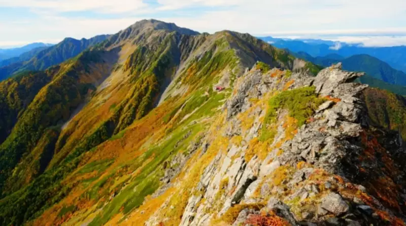 北岳から間ノ岳に向かう稜線