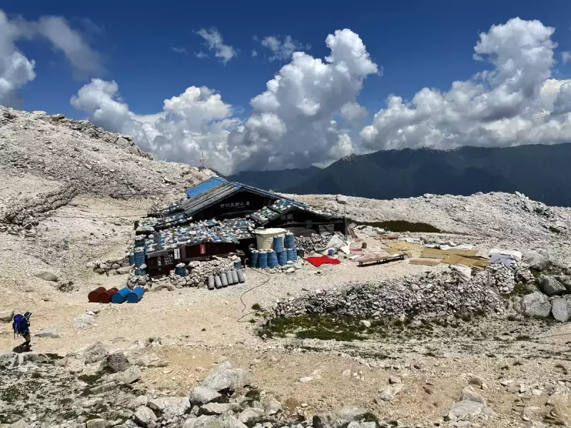 野口五郎小屋を俯瞰で見た風景