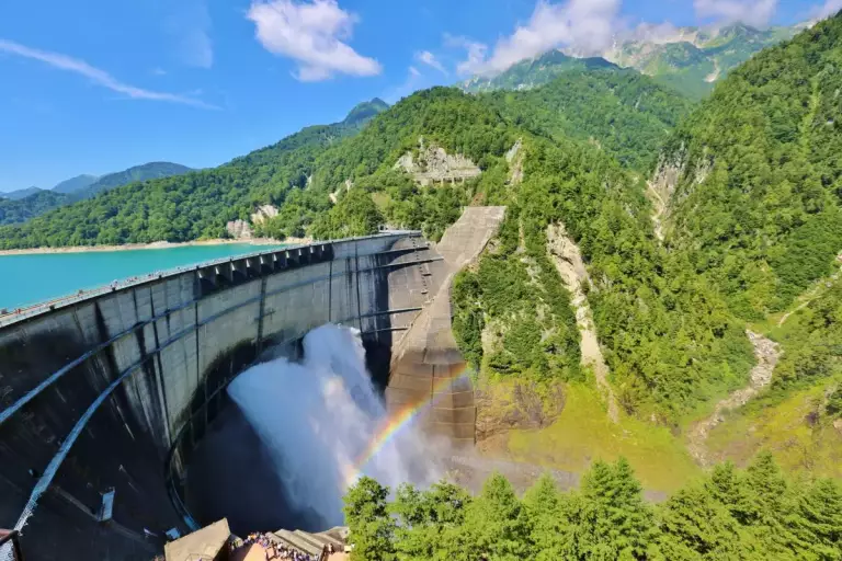黒部ダムの放水風景