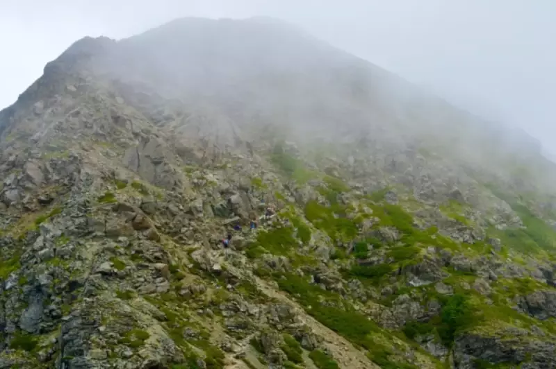 塩見岳山頂に向かう岩場