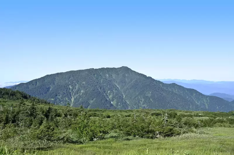立山から鍬崎山を望む