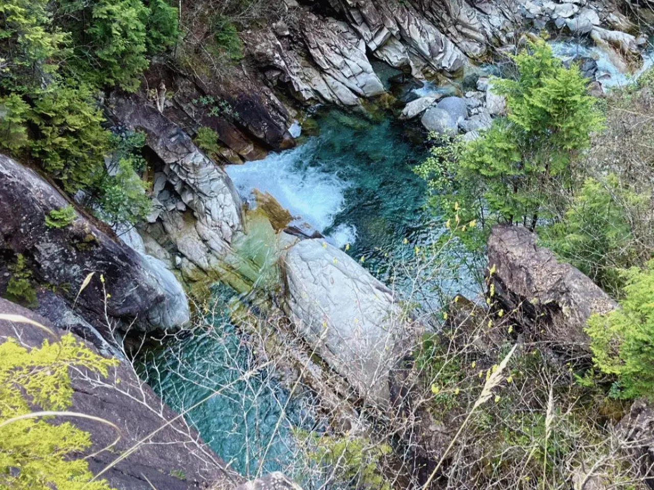 川上林道 滝を上から眺めるスポット(看板有り)