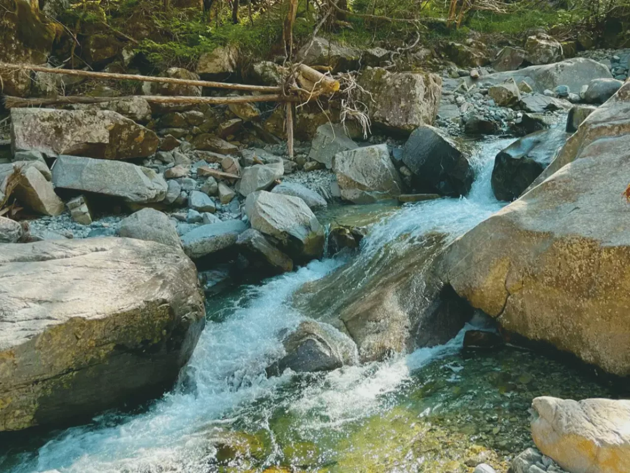 5:50am 岩を飛び越えて渡れます。ここを越えると急登がしばらく続きます。