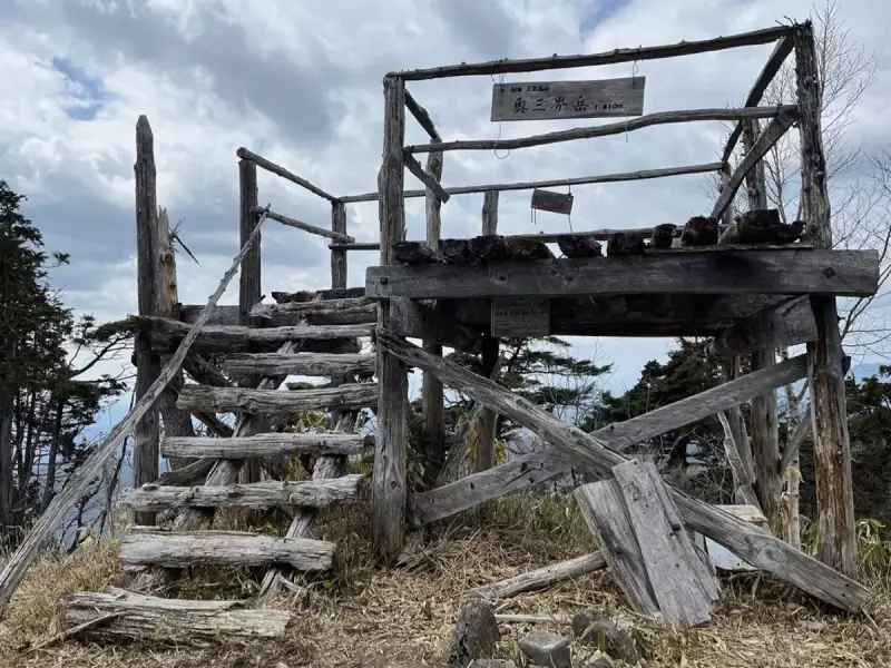 10:00am 頂上の展望台