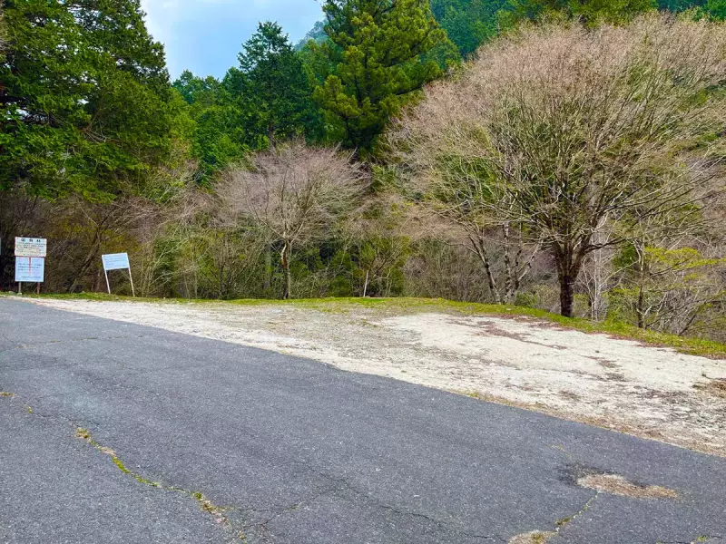 川上林道登山口前の駐車場